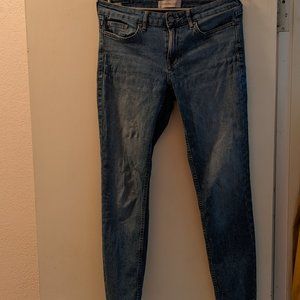 Calvin Klein skinny ankle jeans size 6. Light blue, frayed hem.